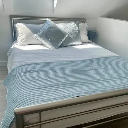 Cosy Accommodation, Easy Walk To Beach! Barton on Sea Exterior photo
