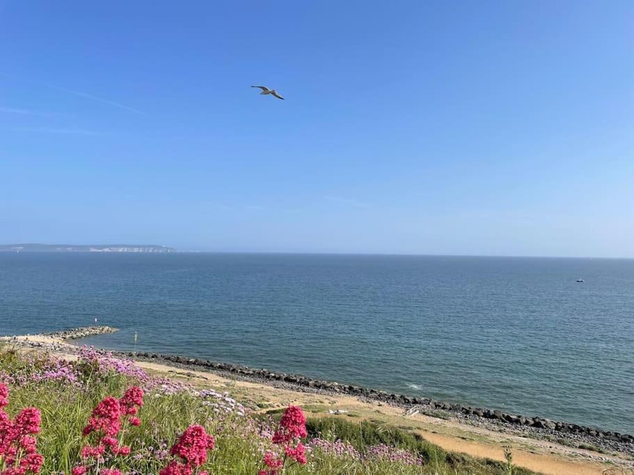 Cosy Accommodation, Easy Walk To Beach! *